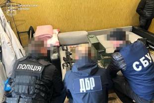Правоохоронець зі спільником торгували зброєю: їх судитимуть у Хмельницькому