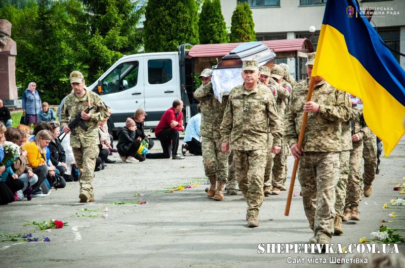 Пройшов АТО та два роки російського полону: у Білогірській громаді попрощалися з 38-річним Віталієм Макарчуком
