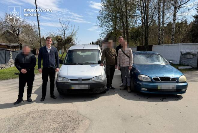 Речові докази на службу ЗСУ: шепетівські прокурори передали війську два конфісковані автомобілі