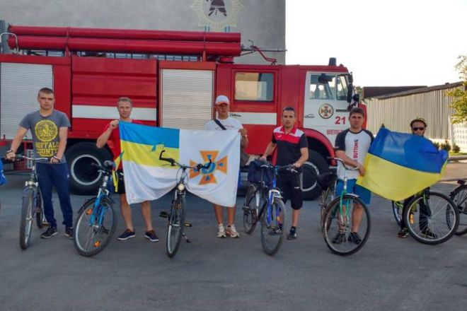 Рятувальники вшанували Державні символи України велопробігом