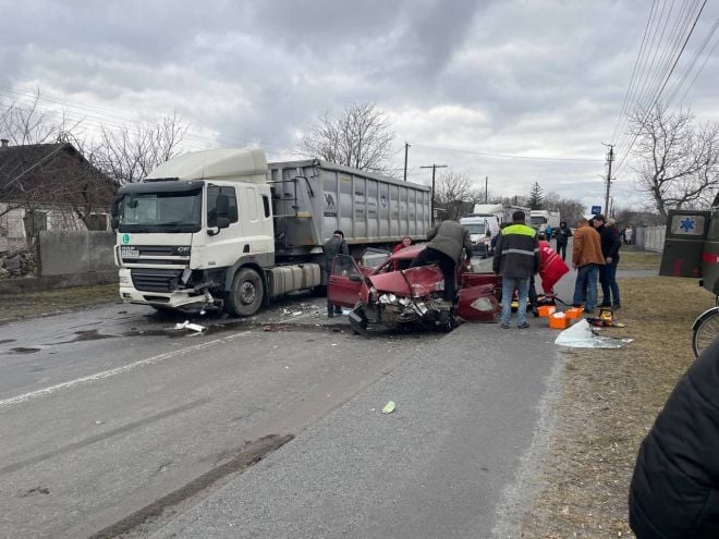 У Судилкові вантажівка зіткнулась з легковим автомобілем