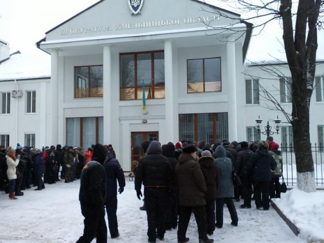 Хмельницькі майданівці мітингують перед прокуратурою Хмельницької області