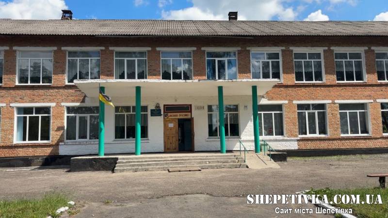 Загроза ліквідації Ріпківської гімназії: чому закривають заклад та що каже громада