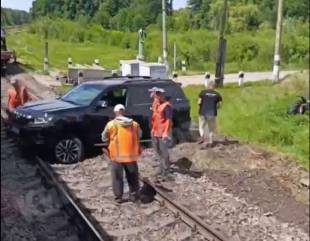 На Шепетівщині водій позашляховика переоцінив його можливості та застряг на колії