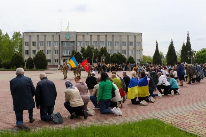 Нетішин проводжав на Небеса свого Воїна Світла Ярослава Савченка