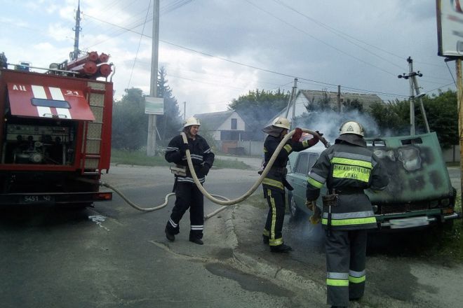 По вулиці Судилківській горів легковий автомобіль