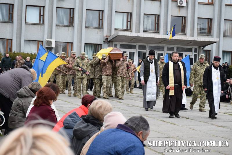 Два роки пошуків та надії: Шепетівка навіки попрощалась з воїном Богданом Сациком