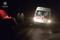 У Траулині автомобіль "швидкої" довелось з багнюки діставати рятувальникам