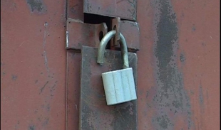 Проникли в гараж та викрали інструмент