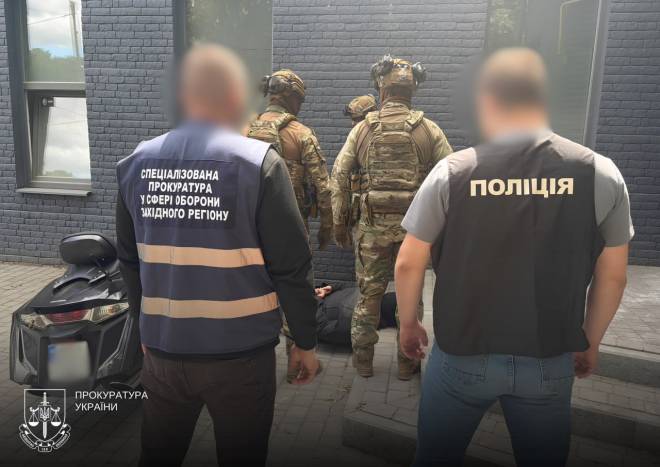 За 20 тисяч доларів продавав фіктивну інвалідність: на Хмельниччині затримали організатора схеми для ухилянтів