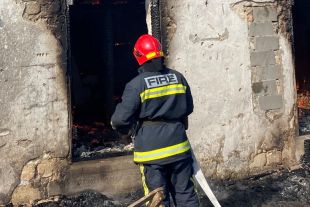 На Шепетівщині через недопалок ледь не згоріла господарча споруда