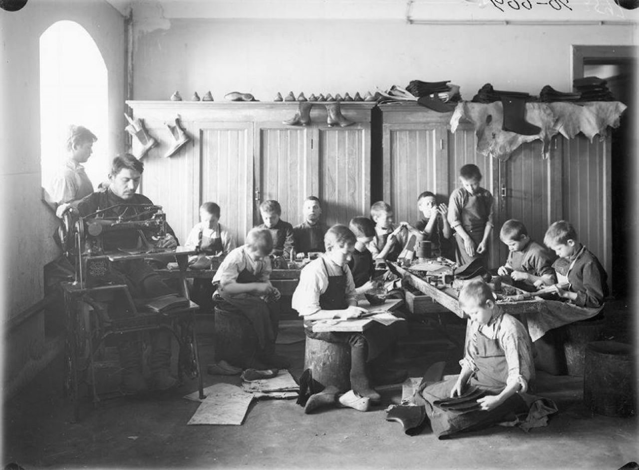 Приблизно так виглядав навчальний процес виготовлення чобіт в Шепетівській навчальній чобітковій майстерні