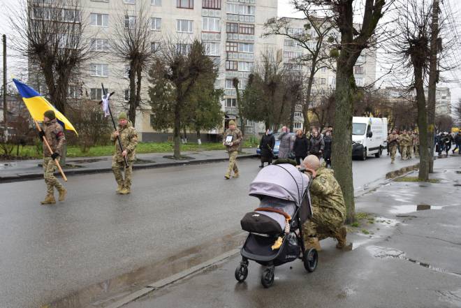 У Шепетівці провели в останню земну дорогу стрільця-снайпера Дмитра Габінета