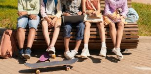 «Хто тут такий крикливий?»: судили шепетівчанина, що без причини на вулиці вдарив підлітка