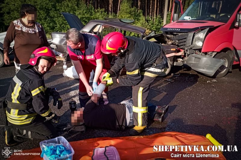 Внаслідок зіткнення буса та легковика на Шепетівщині двоє людей важко травмувались
