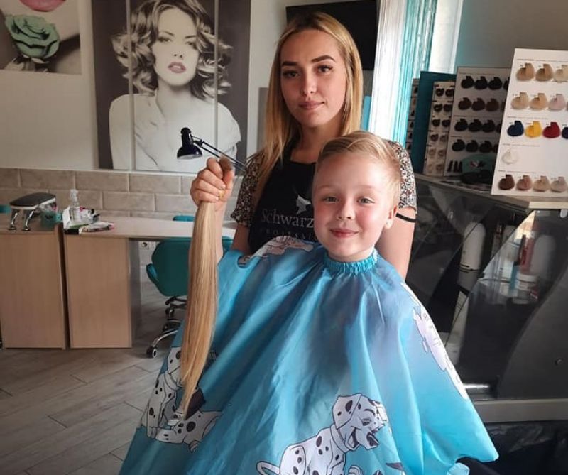 Другокласниця з Шепетівки пожертвувала своїм волоссям для порятунку дівчинки