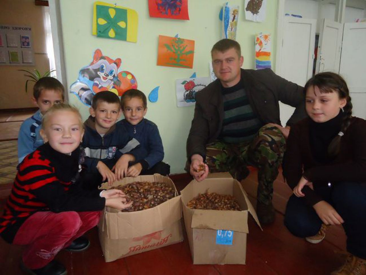 Школярі допомогли лісникам заготовити насіння